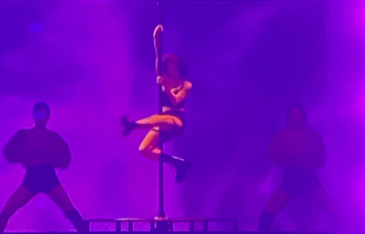 BigantOW2's tweet photo. I got these cool pics of Momo 

#READYTOBE_IN_CHICAGO_D2 #RTBinChicago #TWICE_5TH_WORLD_TOUR https://t.co/rTe7XTtbRm