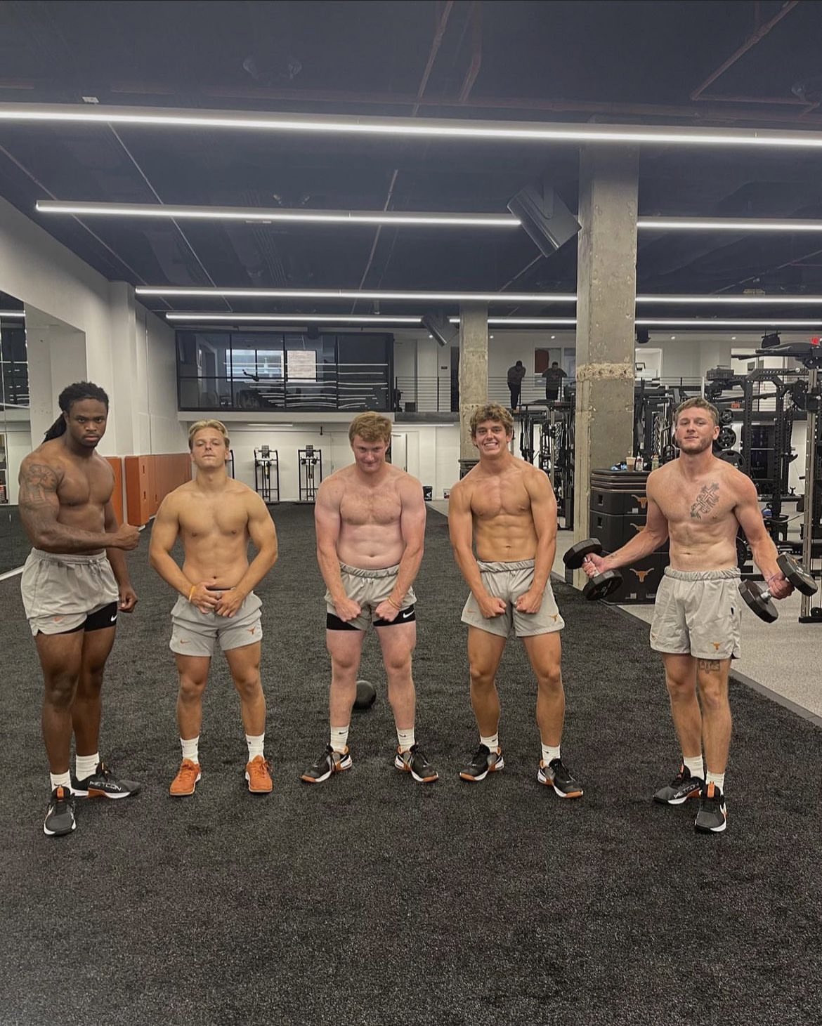 Fz5M0NyWYAU90qx?format=jpg&name=large