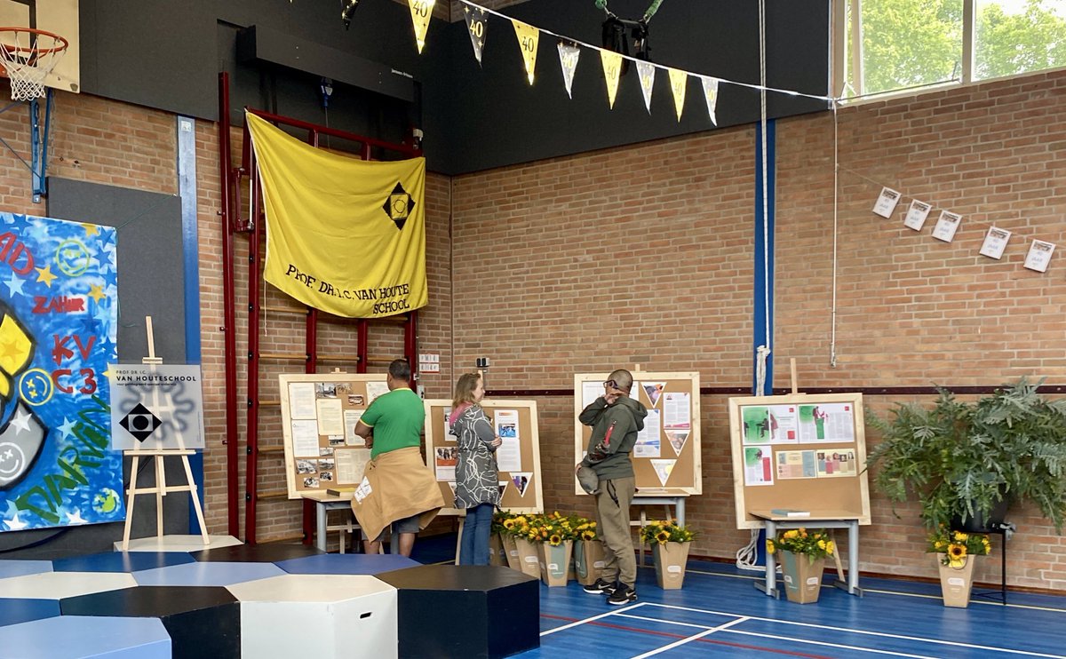 Het was vandaag dubbel feest op de <a href="/VanHouteschool/">Van Houteschool</a> <a href="/ZonovaAmsterdam/">Zonova</a> naast Keti Koti vierden we ook het 40 jarig jubileum van de school 1983-2023