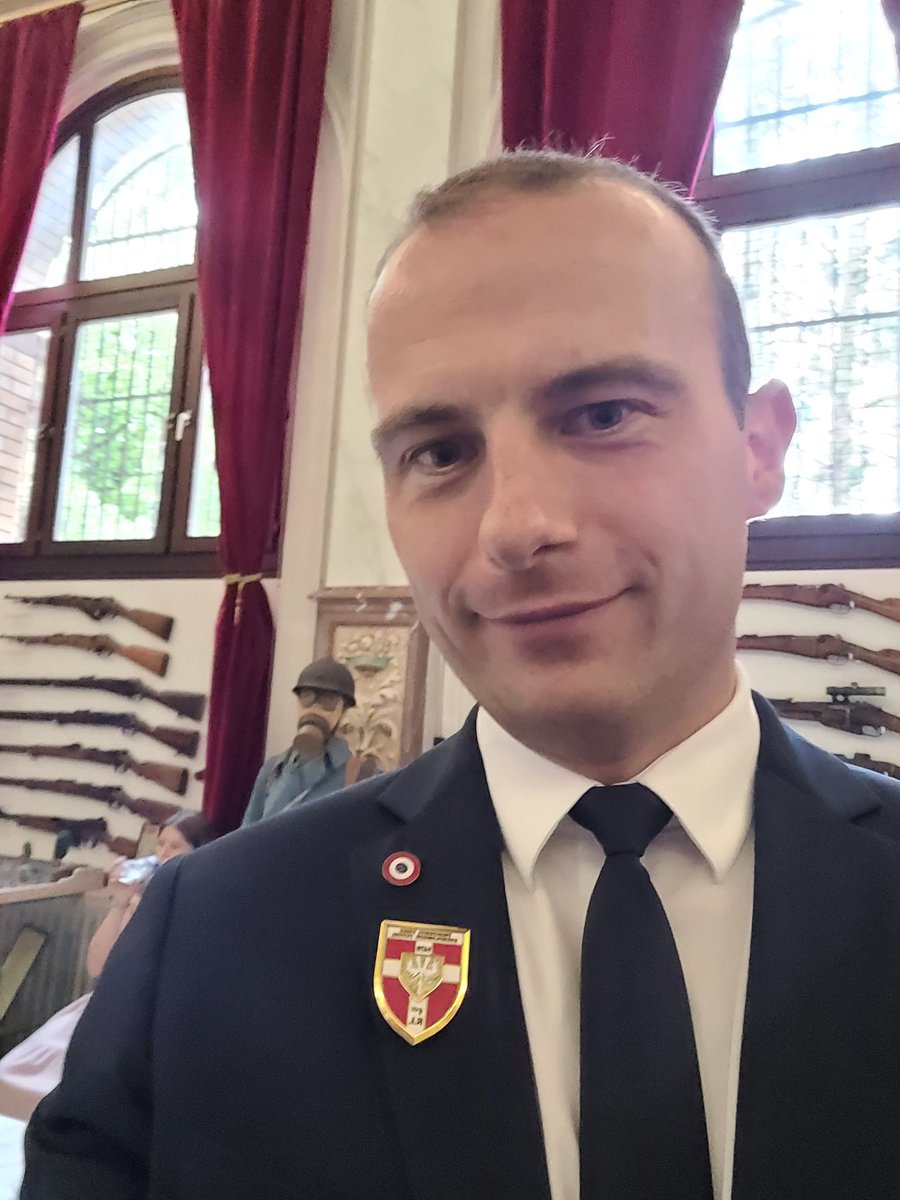 FabienDiFilippo's tweet photo. Très honoré d'être devenu ce matin le 464ème récipiendaire de l'Insigne d'Honneur du 1er Régiment d'Infanterie, à l'occasion de la passation de commandement entre les colonels Uchida et Watrin.

"On ne relève pas Picardie !" 🇨🇵🙏 https://t.co/1G4iMB72p4