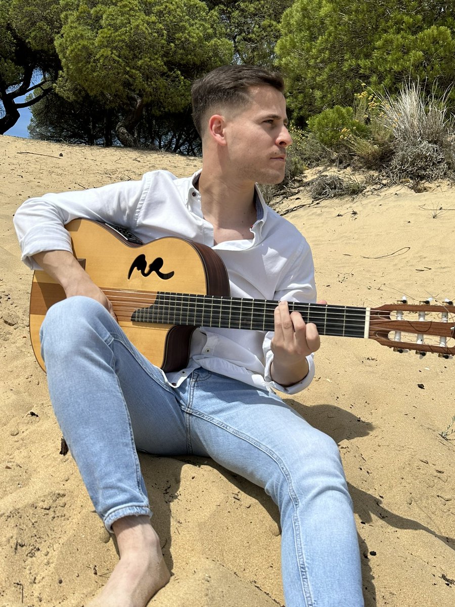 ¡Familia! 🙌🏼 Mañana voy a compartir algo que seguro no esperáis, y que estoy deseando de soltar. 🎶 Os lo dedico a vosotros, que sois el motor de todo lo que hago. Se vienen curvas 🚀