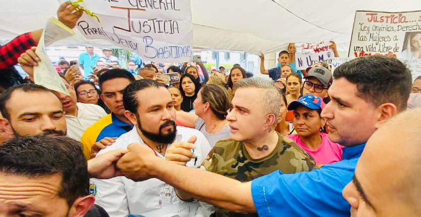 TarekWiliamSaab's tweet photo. #HOY… estuve presente en la Plaza Bolívar de Mérida #atendiendo de manera directa y #personalizada a 300
personas aproximadamente que nos entregaron a nosotros, al Fiscal Sup y a los 20 #fiscales dispuestos en esta jornada: EL MINISTERIO PÚBLICO VA A TU COMUNIDAD, una serie de denuncias sobre presuntas violaciones a sus #derechos que serán tramitadas para hacer #JUSTICIA… #agradecemos al Gobernador @JEHYSONGUZMAN por su colaboración para la realización de esta actividad.