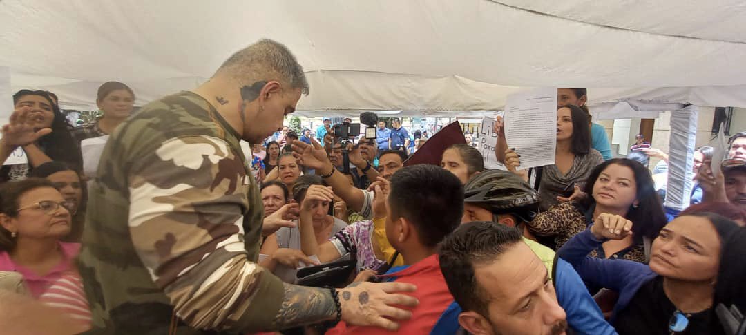 TarekWiliamSaab's tweet photo. #HOY… estuve presente en la Plaza Bolívar de Mérida #atendiendo de manera directa y #personalizada a 300
personas aproximadamente que nos entregaron a nosotros, al Fiscal Sup y a los 20 #fiscales dispuestos en esta jornada: EL MINISTERIO PÚBLICO VA A TU COMUNIDAD, una serie de denuncias sobre presuntas violaciones a sus #derechos que serán tramitadas para hacer #JUSTICIA… #agradecemos al Gobernador @JEHYSONGUZMAN por su colaboración para la realización de esta actividad.