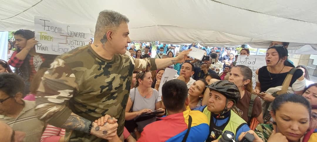 TarekWiliamSaab's tweet photo. #HOY… estuve presente en la Plaza Bolívar de Mérida #atendiendo de manera directa y #personalizada a 300
personas aproximadamente que nos entregaron a nosotros, al Fiscal Sup y a los 20 #fiscales dispuestos en esta jornada: EL MINISTERIO PÚBLICO VA A TU COMUNIDAD, una serie de denuncias sobre presuntas violaciones a sus #derechos que serán tramitadas para hacer #JUSTICIA… #agradecemos al Gobernador @JEHYSONGUZMAN por su colaboración para la realización de esta actividad.
