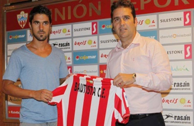 🇪🇸 UD Almería, 2011/12

👕 Camiseta con dorsal de Dani Bautista, desconozco si es utilizada en partido. El lateral sevillano llegaba esa misma temporada al club procedente del Girona. Durante la 2011/12, Bautista disputó 25 partidos, en los que sumó un gol y una asistencia.