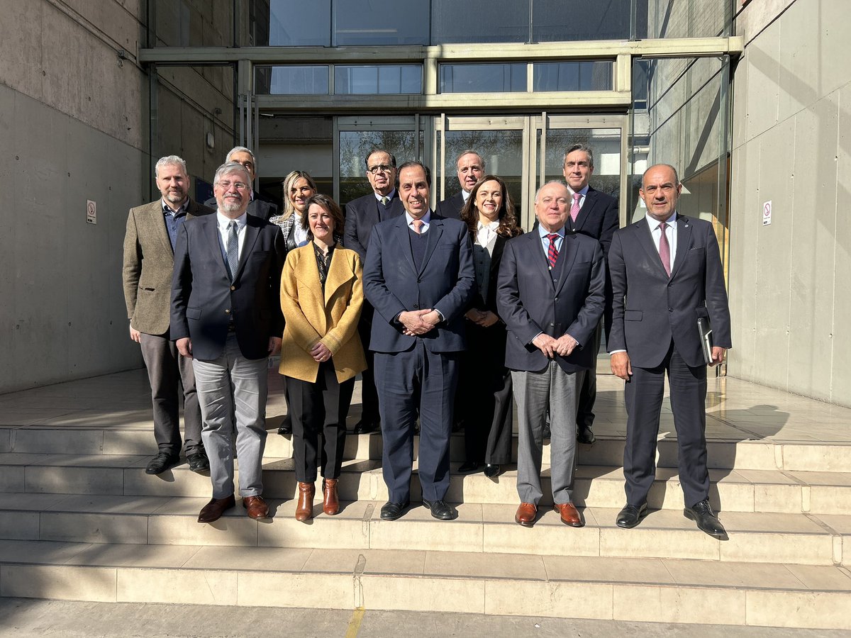 ucentral_cl's tweet photo. 🔵 Hoy nuestra Casa de Estudios, encabezada por el @rectorucen  Santiago González, fue la anfitriona del encuentro mensual que realiza el Directorio de la @cupchile. En la instancia nos acompañó José Miguel Salazar, superintendente de Educación Superior @SESuperiorChile. https://t.co/GdLpOkSMJh