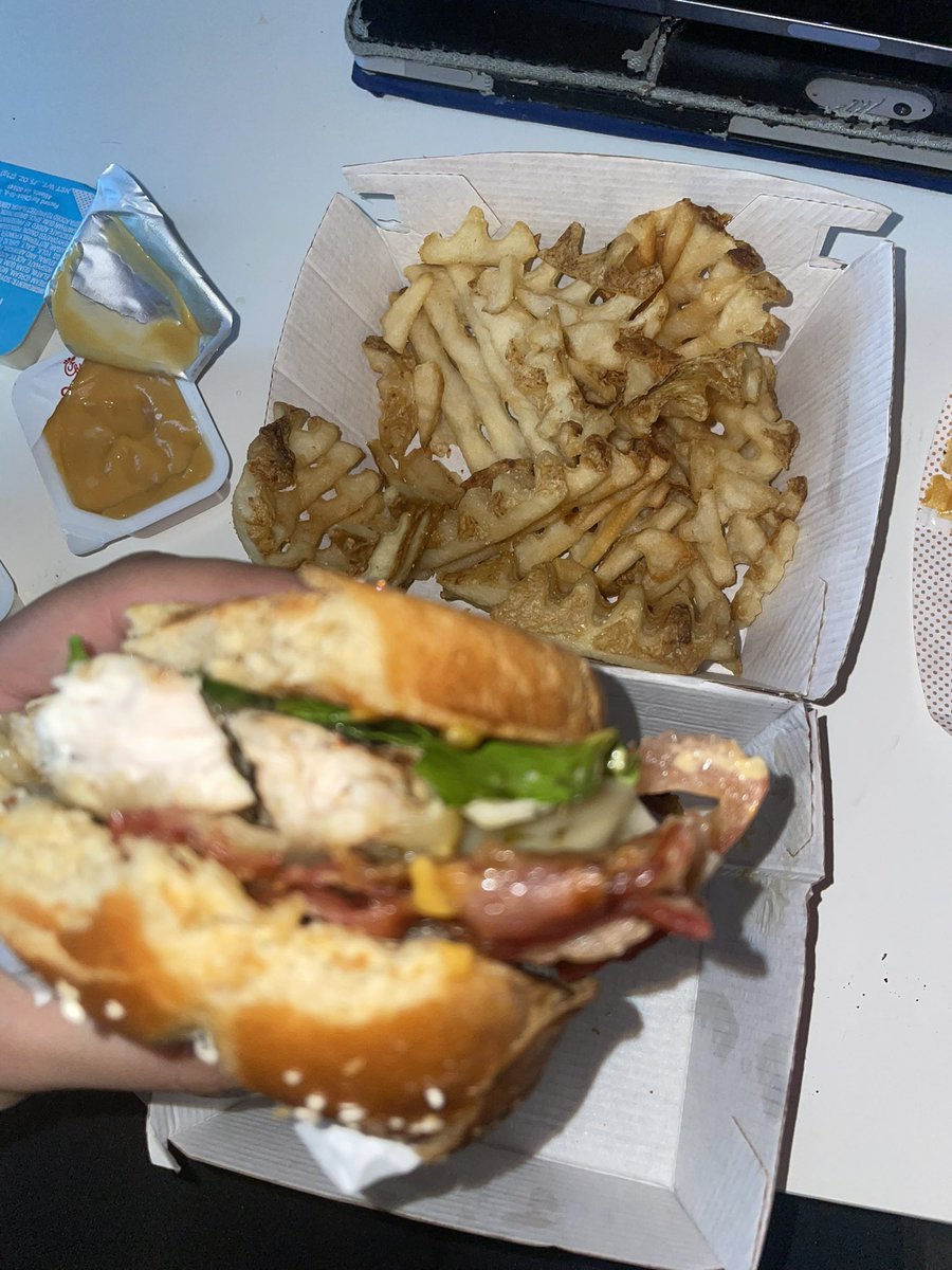michelle23___'s tweet photo. grilled chicken from chic fil a smackkk first timerrr >>>> https://t.co/0mLmI4KvQ0