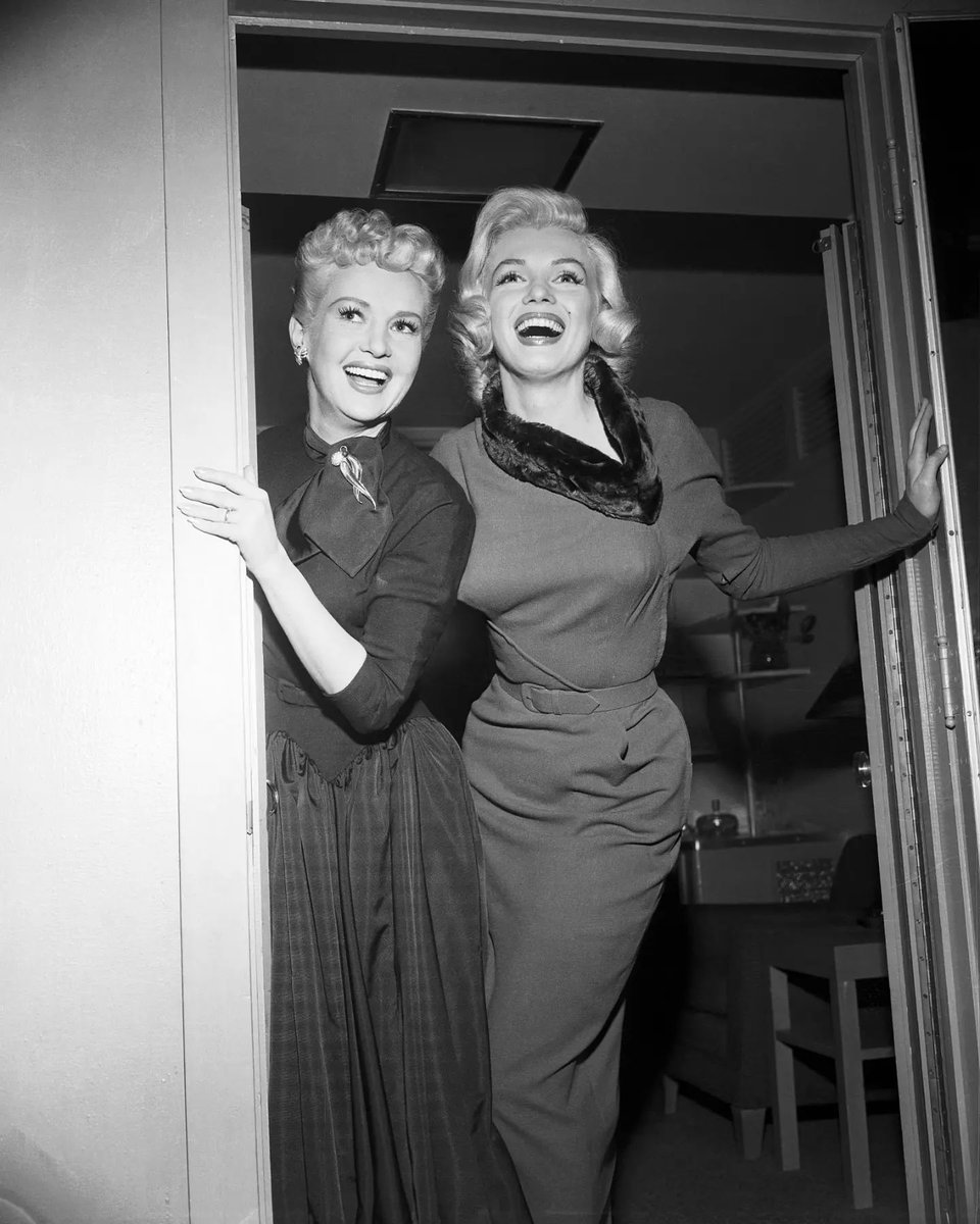 #Leyendas: #MarilynMonroe y #BettyGrable en el set de Cómo casarse con un millonario (1953)

#uncafeconchris #HowToMarryaMillionaire