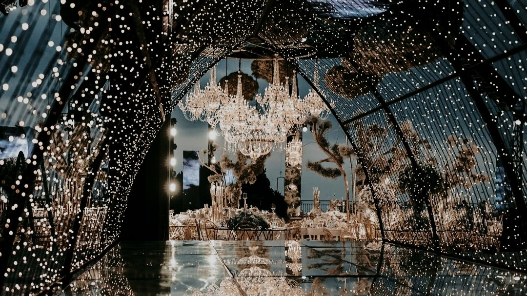 NVRMBLOG's tweet photo. ⠀
       
          ⠀ ⠀ ⠀ ⠀ ⠀ 𝓡𝐀𝐕𝐄'𝐍 ✧
il viaggio in limousine termina qui, per gli studenti della nevermore. oltrepassare il tunnel di luci vuol dire percorrere per tutti il viale dei ricordi di quest'anno ormai, o per fortuna, giunto ad una fine. https://t.co/AO0UzcyI95