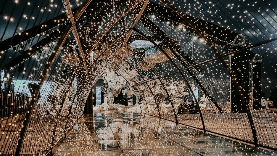 NVRMBLOG's tweet photo. ⠀
       
          ⠀ ⠀ ⠀ ⠀ ⠀ 𝓡𝐀𝐕𝐄'𝐍 ✧
il viaggio in limousine termina qui, per gli studenti della nevermore. oltrepassare il tunnel di luci vuol dire percorrere per tutti il viale dei ricordi di quest'anno ormai, o per fortuna, giunto ad una fine. https://t.co/AO0UzcyI95