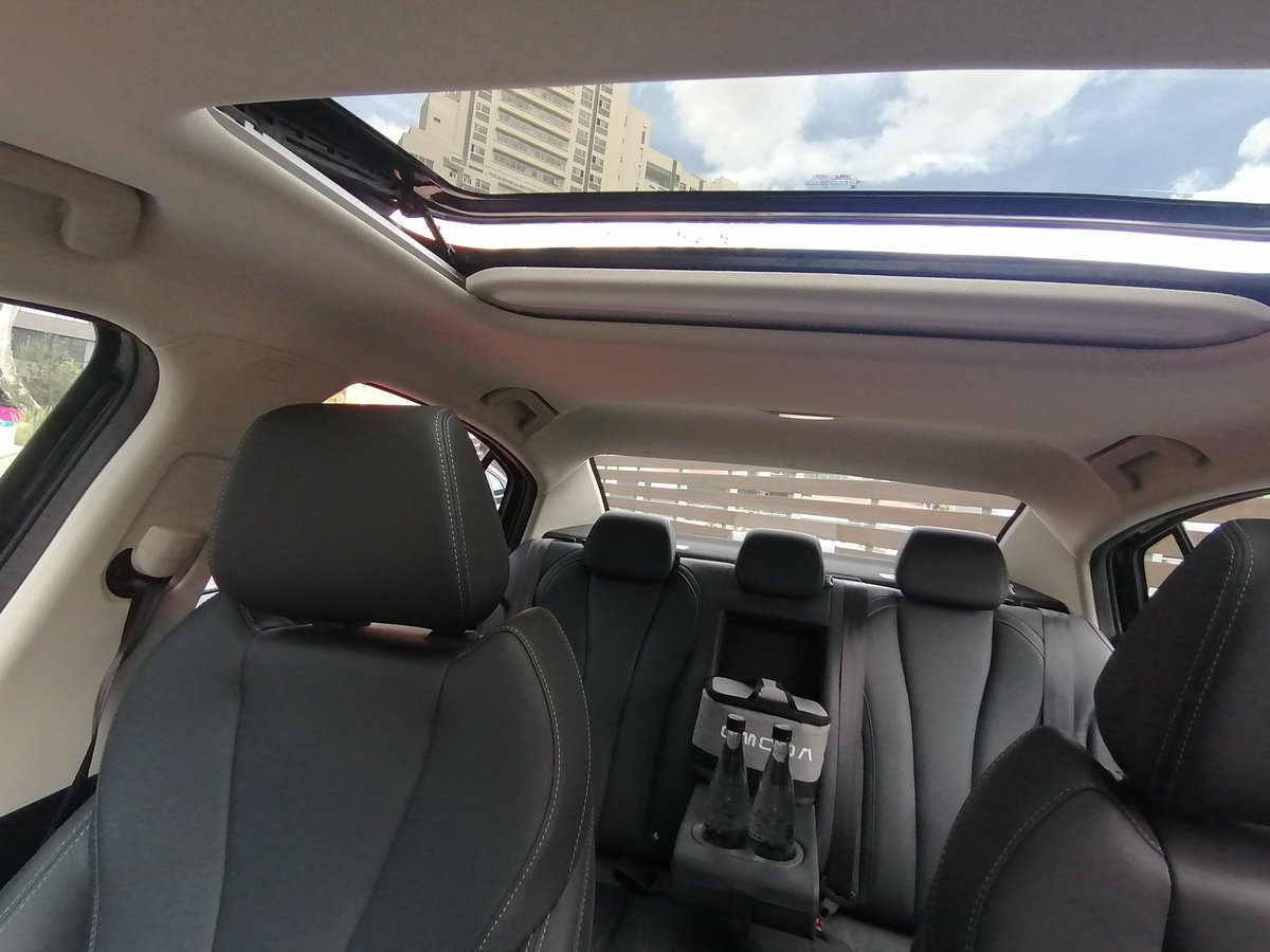 MotorsAndMe's tweet photo. El Sedán O5 de #OMODA no sólo ofrece comodidad en su conducción, sino también los pasajeros disfrutarán de su confort en asientos, espacio y conectividad tecnológica.
🔸Botón de encendido
🔹Quemacocos
🔸Pantalla táctil de 10.25"
🔹Puertos USB
#OmodaO5 #ElQuintoElemento https://t.co/qmSgAf96nB
