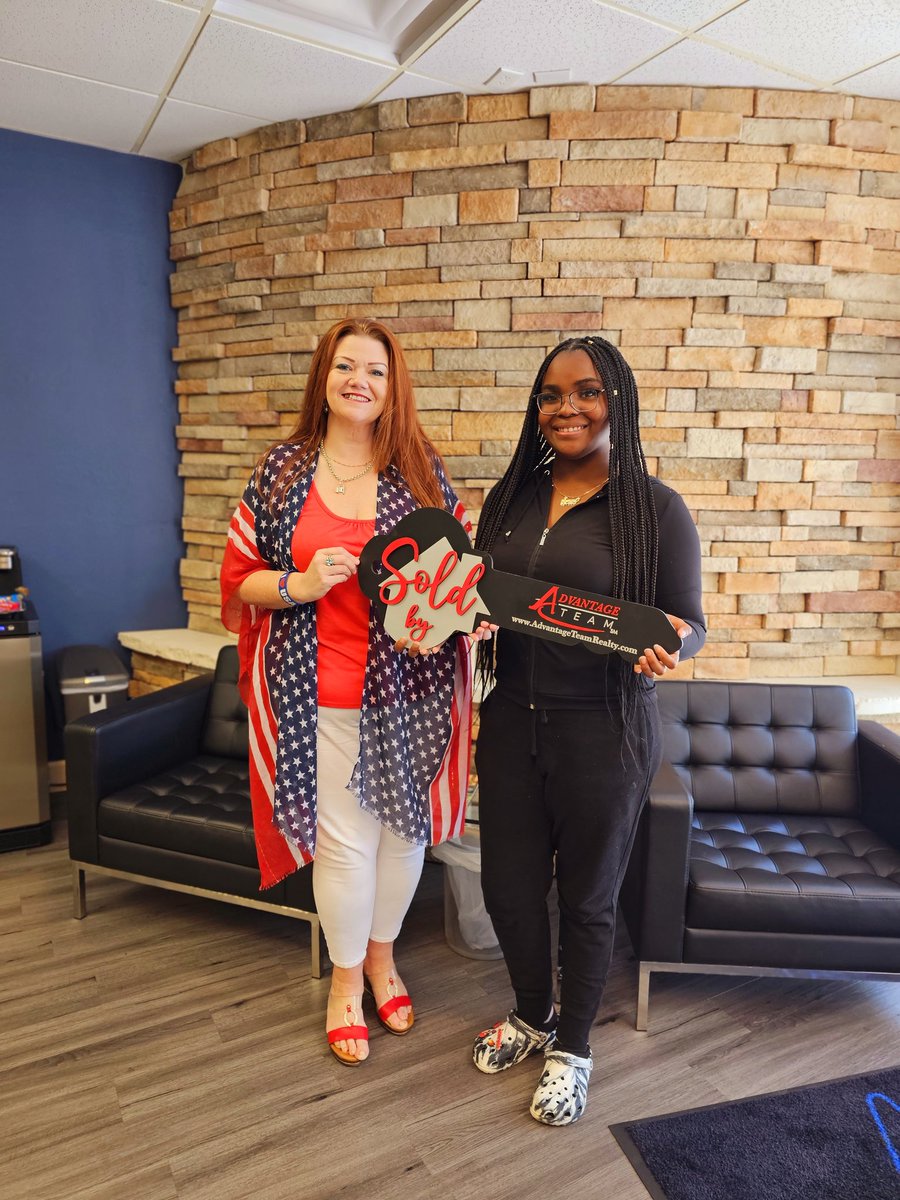 Congratulations 🎊 
To my First-time Homebuyer Symari.
So Happy for you and your start to building wealth. Excited for what the future holds for this young lady.
#sold #homebuying #sellingflorida #jenniferdaniell #advantageteam #americandream