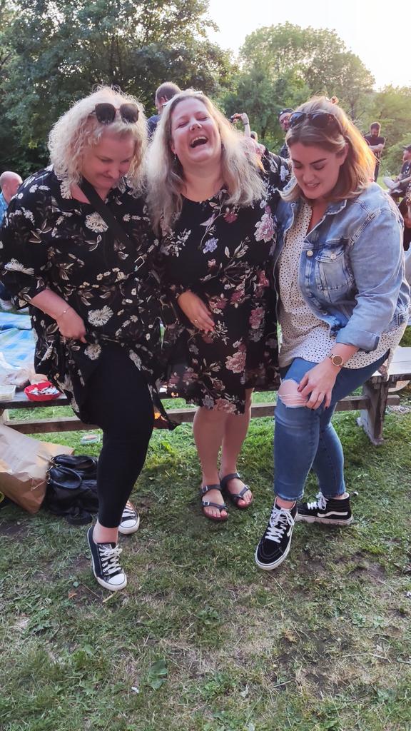 dieClaireWerk's tweet photo. Ich hab mich umgeschaut, wir sind die drei schönsten dicken Frauen hier #auffeBurch! frau1 und ausgefuxt <3 https://t.co/xrZkCoc7hZ