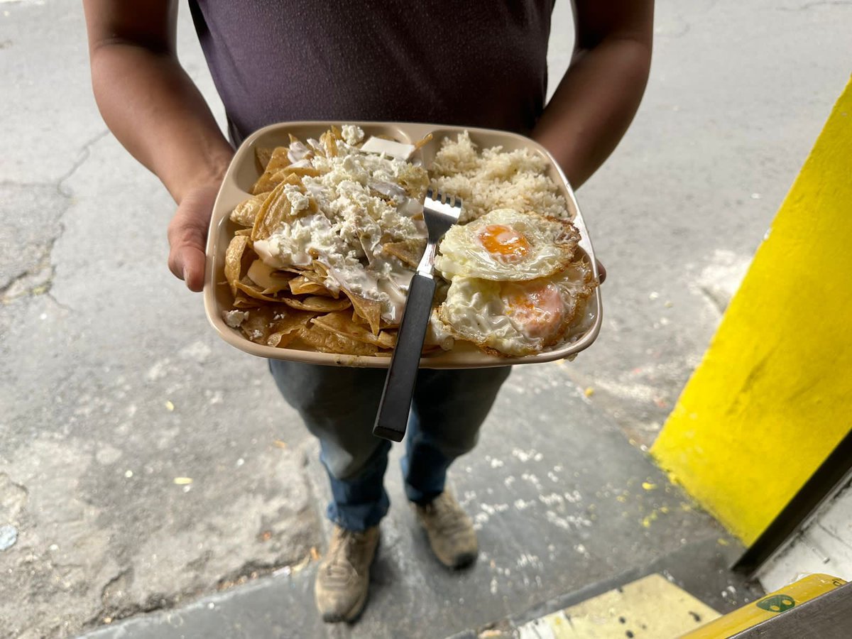 Si por alguna situación la estás pasando mal económicamente y no tienes que comer este día, te invitamos a #ComedorEsperancitaAmor de Tortillerias La Abuela sucursal Insurgentes Sur a pasar por una charolita de chilaquiles verdes, con arroz y huevos estrellados totalmente gratis.