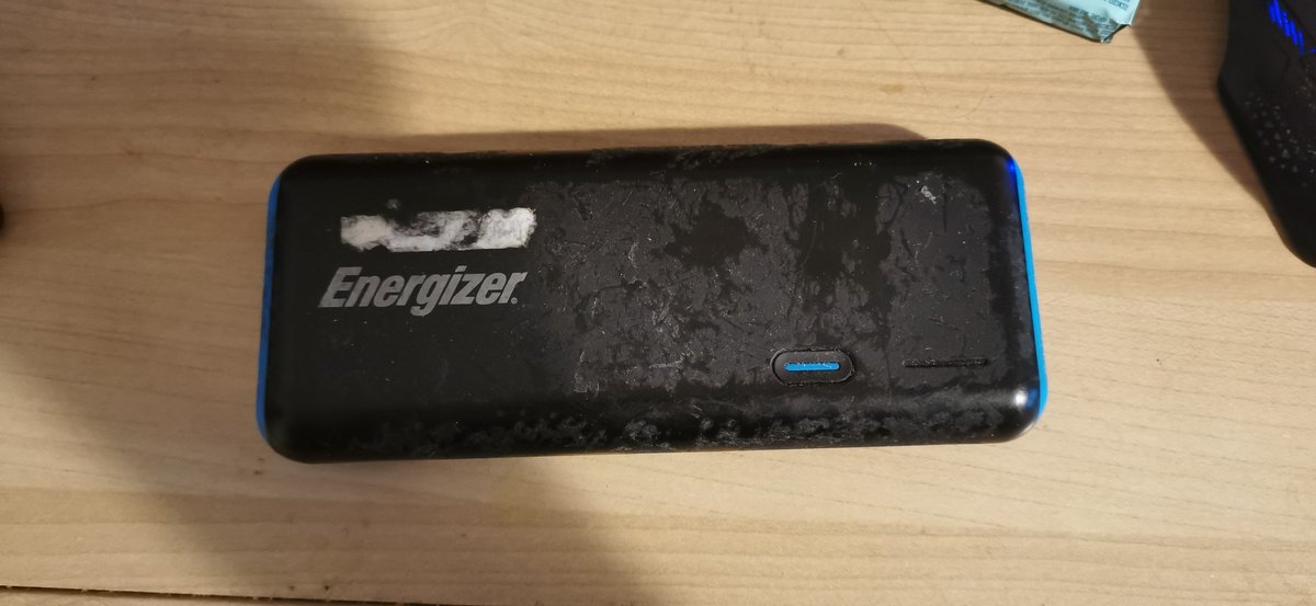 GhostOfSabotage's tweet photo. Well, The Energizer has gone onto silicon heaven. Goodbye old friend, you've served me so well the past 8 years.

Also, welcome Le Anker... Why Le Anker ? Because there was a little recycling note in its box.

#reddwarf #siliconheaven #energizer #anker https://t.co/Ssg55Zj5gp