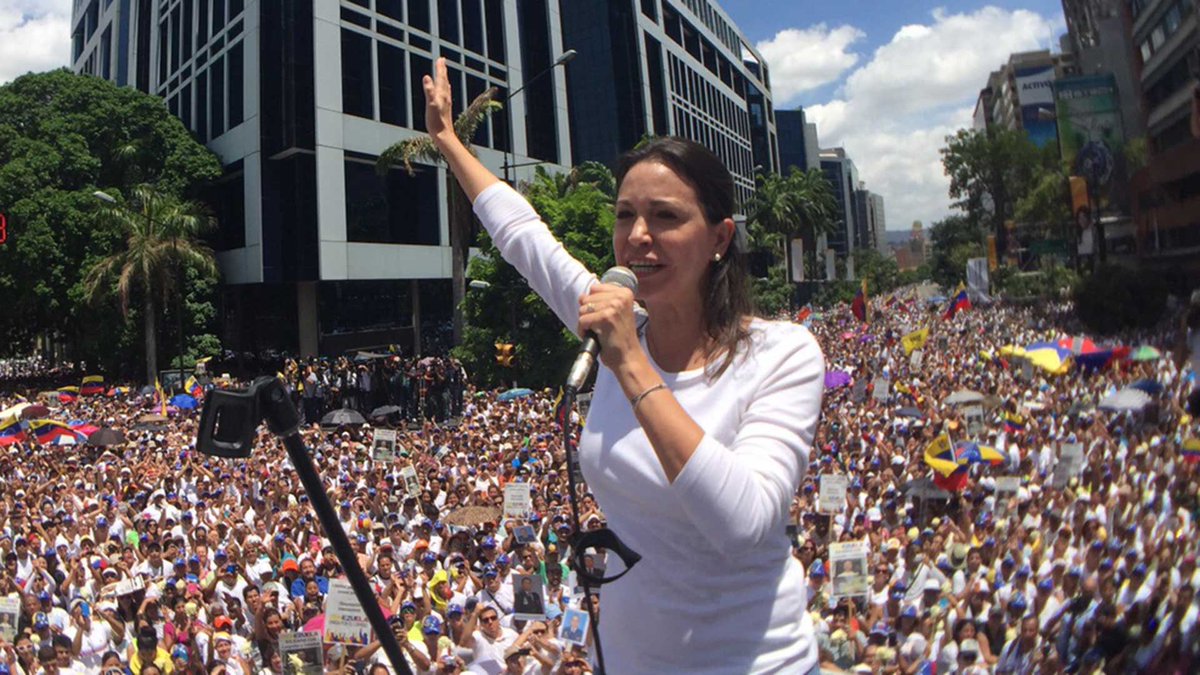 El dictador Nicolas Maduro acaba de proscribir por 15 años a Maria Corina Machado para no tener que enfrentarla en unas elecciones. Por primera vez se lo ve realmente aterrorizado. Esta mujer esta movilizando masivamente a todo el pueblo de Venezuela. TODOS CON <a href="/MariaCorinaYA/">María Corina Machado</a>.