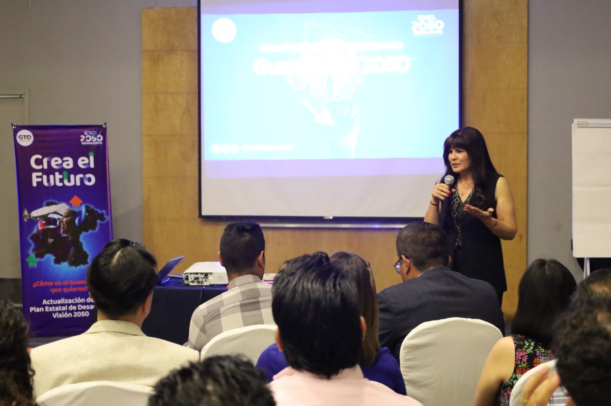 GracielaAmaro22's tweet photo. Estuvimos dialogando con las y los ciudadanos de Celaya, en los talleres de actualización del #PlanGTO, nos compartieron sus expectativas para el futuro y desarrollo de #Gto. Estos ejercicios de participación fortalecen los instrumentos de planeación @gobiernogto @IMIPE_Celaya https://t.co/28zEl0fMDs