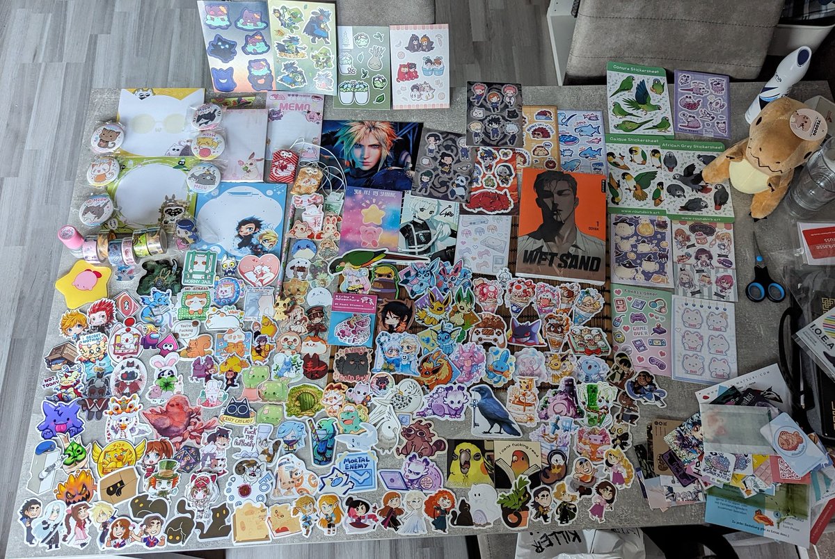 JannySparrow's tweet photo. Der 1.Tag der #Dokomi ist vorbei& ich hab außer @altraverse_de &der Hälfte der Zeichnerhalle einfach noch nichts gesehen, weil die Zeit etwas knapp war mit den Signierstunden😅Aber dafür gab es fürs Bullet Journal 2024 ne ordentliche Sticker Eskalation😂
#ConventionLoot #RipMoney https://t.co/y6tHjpcVxd