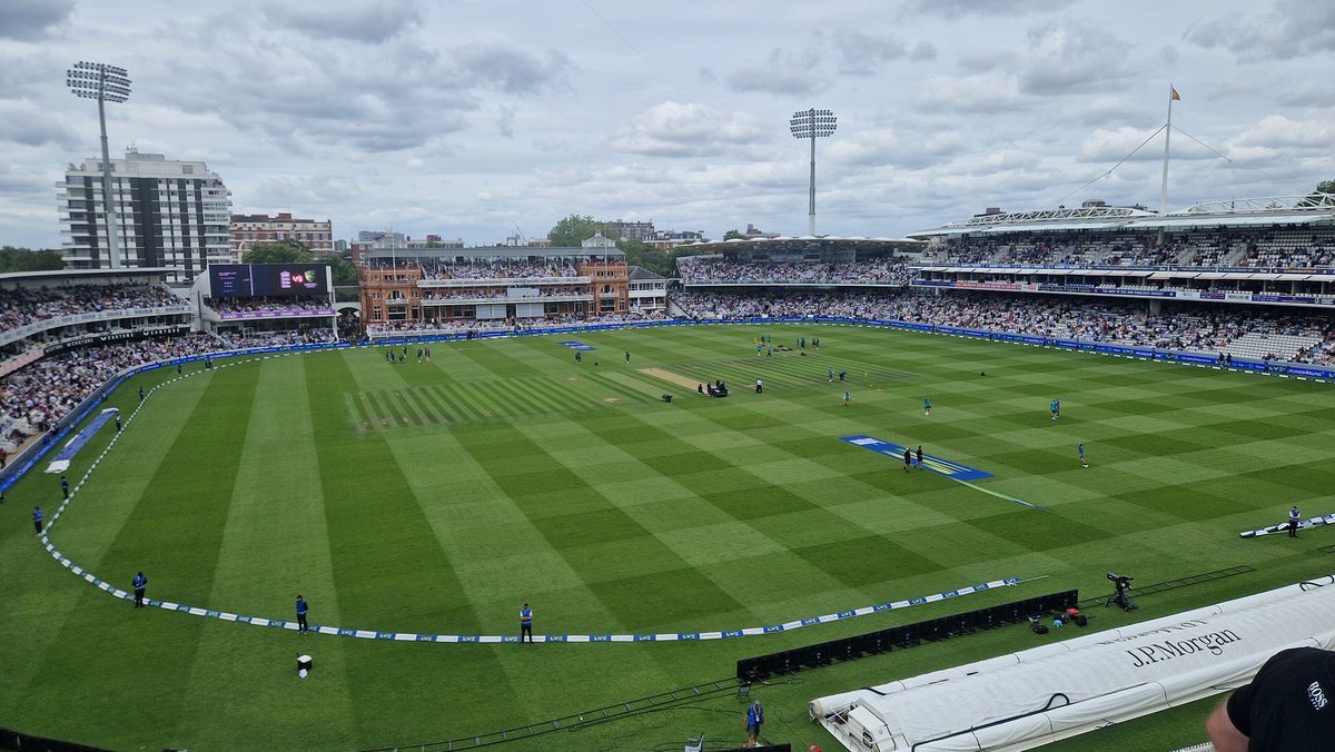Great day <a href="/HomeOfCricket/">Lord's Cricket Ground</a> . What a venue. #Ashes