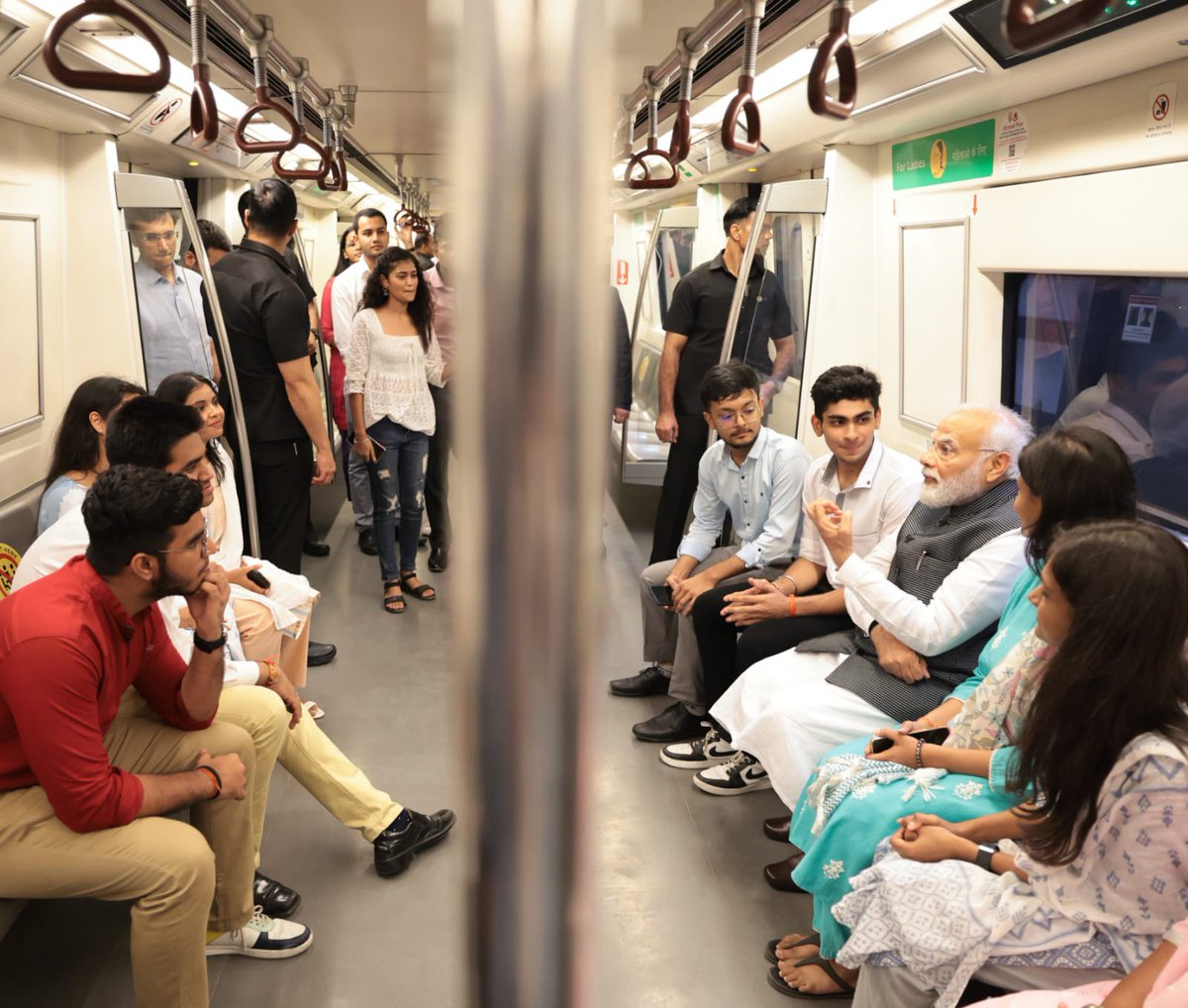 TTDSVCDU's tweet photo. Honourable Prime Minister of India, Shri Narendra Modi ji travelled to University of Delhi for the Valedictory Ceremony of Centenary Celebration, DU in Delhi Metro with our college student Shruti Singh, Life Science III year https://t.co/lzP7SGayFv