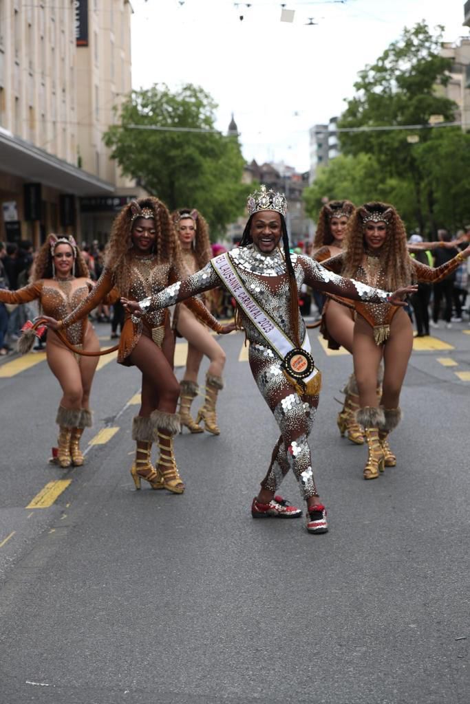 sitevipei's tweet photo. Rei da Europa! Carlinhos Salgueiro é coroado majestadade do carnaval da Suíça: 'Vitória pessoal'

"Só tenho a agradecer por tudo que o samba está me dando", vibrou o artista #vipei

https://t.co/dRKt7IRX4d https://t.co/eY59A4wwJ6