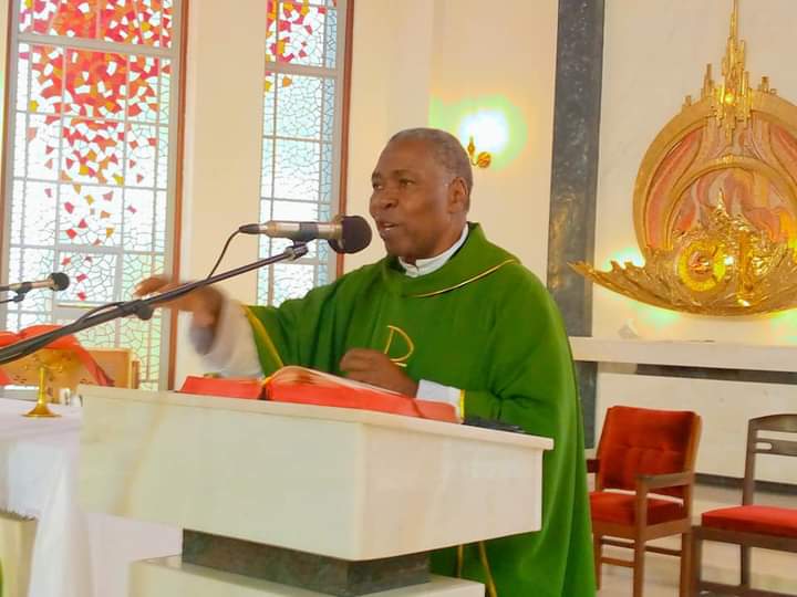 ugcatholics's tweet photo. The Uganda Catholic Lawyers Society (UCLS) had their Annual Quarterly Mass today, at  Christ The King Church Kampala. The mass was celebrated by Msgr. Gerald Kalumba,  who is also the parish Priest of Christ The King Parish and animated by @cacemcho1978

#UCOupdates https://t.co/mK2ZXOR5l1