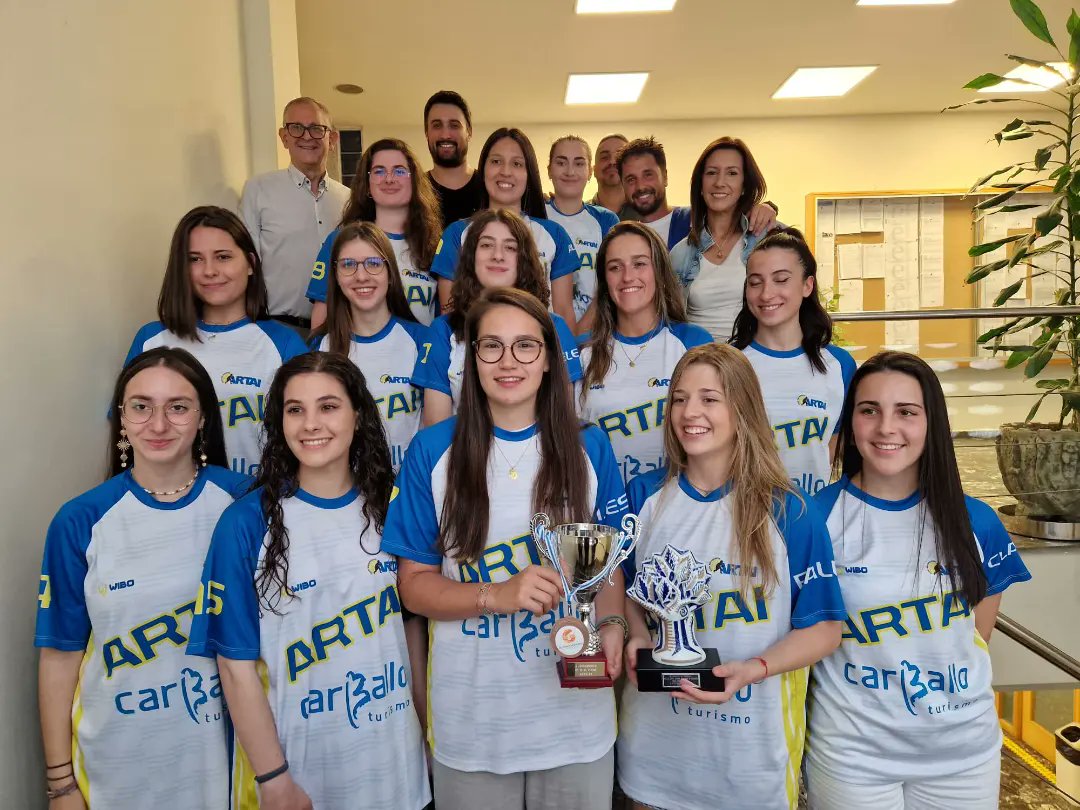 ARTAICB's tweet photo. El equipo Estudio Adrián Pérez @TurismoCarballo tuvo la recepción en el @carballo_gal por su ascenso a primera división.Agradecer a @EvencioFerrero y @DanielPrezLpe13 la acogida a las jugadoras,directiva y entrenadores
@Depucoruna @CarballoDeporte @DeporteGalicia https://t.co/ieYUiuB1V6