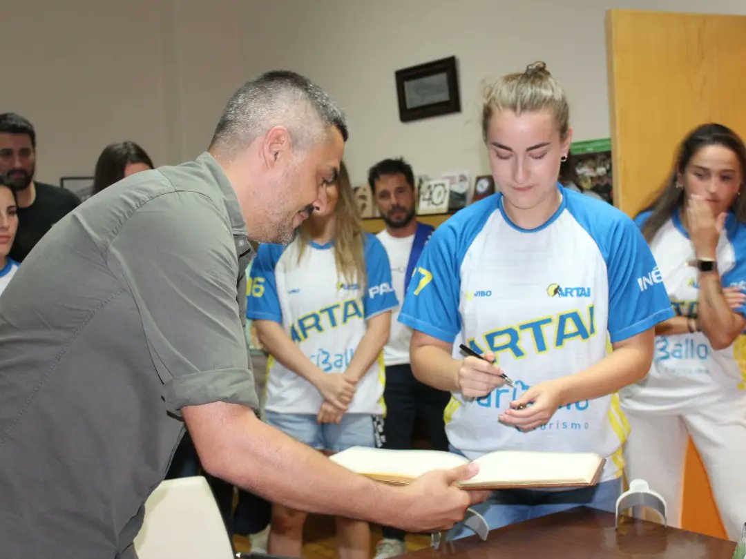 El equipo Estudio Adrián Pérez <a href="/TurismoCarballo/">Turismo Carballo</a> tuvo la recepción en el <a href="/carballo_gal/">carballo_gal</a> por su ascenso a primera división.Agradecer a <a href="/EvencioFerrero/">Evencio Ferrero</a> y <a href="/DanielPrezLpe13/">Daniel Pérez López</a> la acogida a las jugadoras,directiva y entrenadores
<a href="/Depucoruna/">Deputación da Coruña</a> <a href="/CarballoDeporte/">Carballo Deporte</a> <a href="/DeporteGalicia/">DeporteGalicia</a>