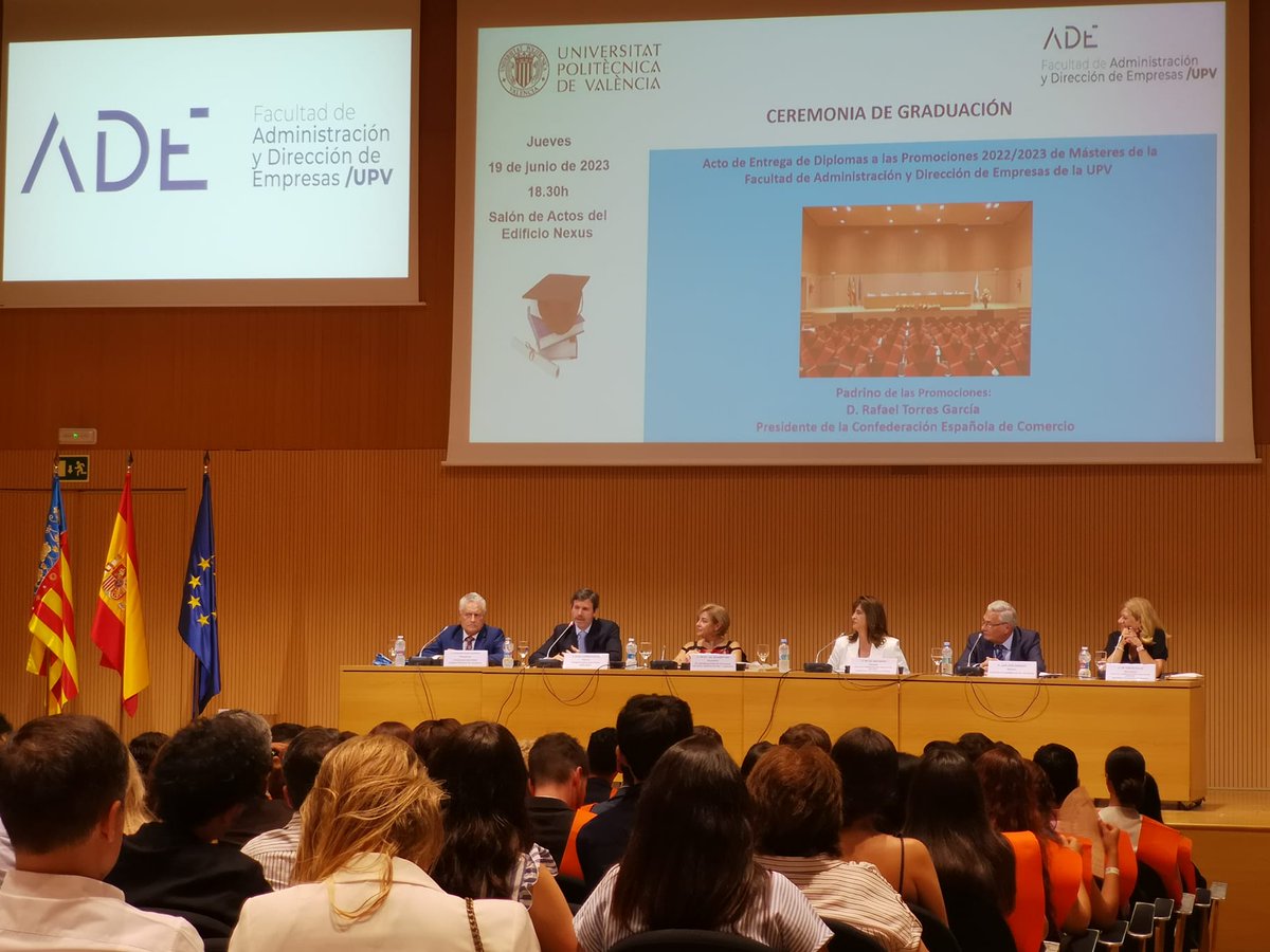 ConfecomercCV's tweet photo. El presidente de Confecomerç, Rafael Torres, ha tenido el honor de apadrinar a los últimos diplomados en los Másteres de la Facultad de ADE de la UPV. El fin de un camino es solo el comienzo de otro. ¡Felicidades, graduados! 🌟 @rtorresjoyero
@catconfecomUPV @adeupv https://t.co/nQZNcFF0zr