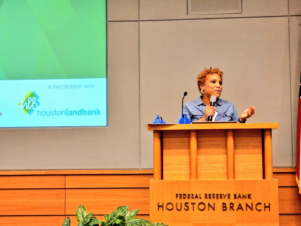 HOUSING × COMMUNITY DEVELOPMENT 📣

Honored to share brief remarks at the Bankers Fair hosted by the Houston Land Bank and Houston Housing Collaborative. They packed the house out with developers, lenders, and real estate brokers to create permanent pathways for housing.