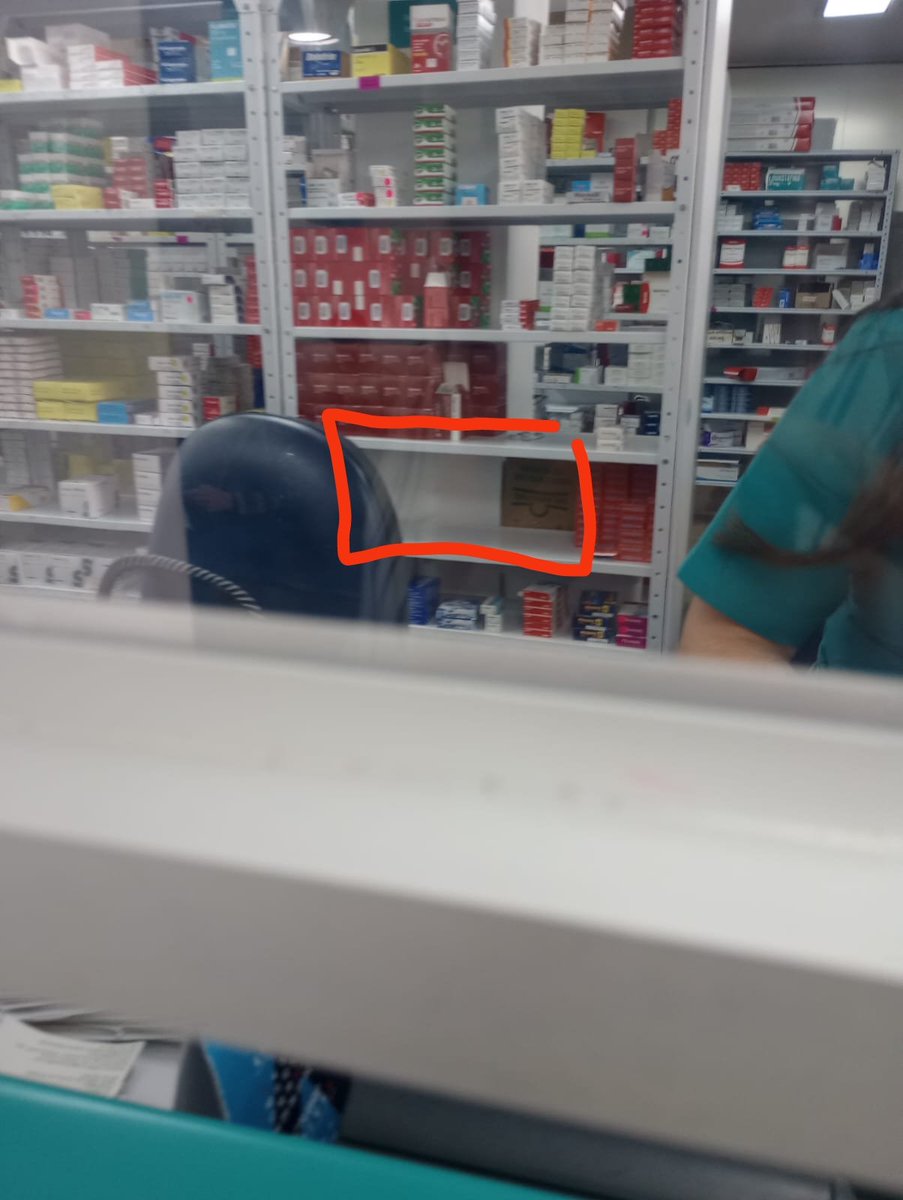 MariaDelMar49's tweet photo. En la @NuevaEPSOficial el médico le receta a mi abuela el medicamento DOLIREN por sus dolores crónicos, voy a @CafamOficial a reclamarlos y me dicen que no hay, que toca comprarlos aunque sean del plan, pero literal hay mas de 100 cajas, vuelvo a la media hora y miren el estante https://t.co/m5C12Lkfwf