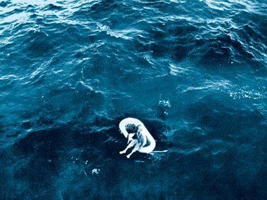 Araknne1's tweet photo. Esta foto de una niña a la deriva en una barquita hinchable en mitad del océano fue tomada por los servicios de rescate. Con apenas 11 años, llevaba 4 días con sus noches en mitad de Océano y ella era la única testigo de una matanza, pero... ¿Qué le pasó? ¿Cómo llegó ahí?

Mañana Sábado a las 18:30 (hora española) tendréis en mi perfil la historia de... LA HUÉRFANA DEL MAR.

(si alguien conoce la historia que no ponga spoilers pq será bloqueado, quien avisa no es traidor 😉)
