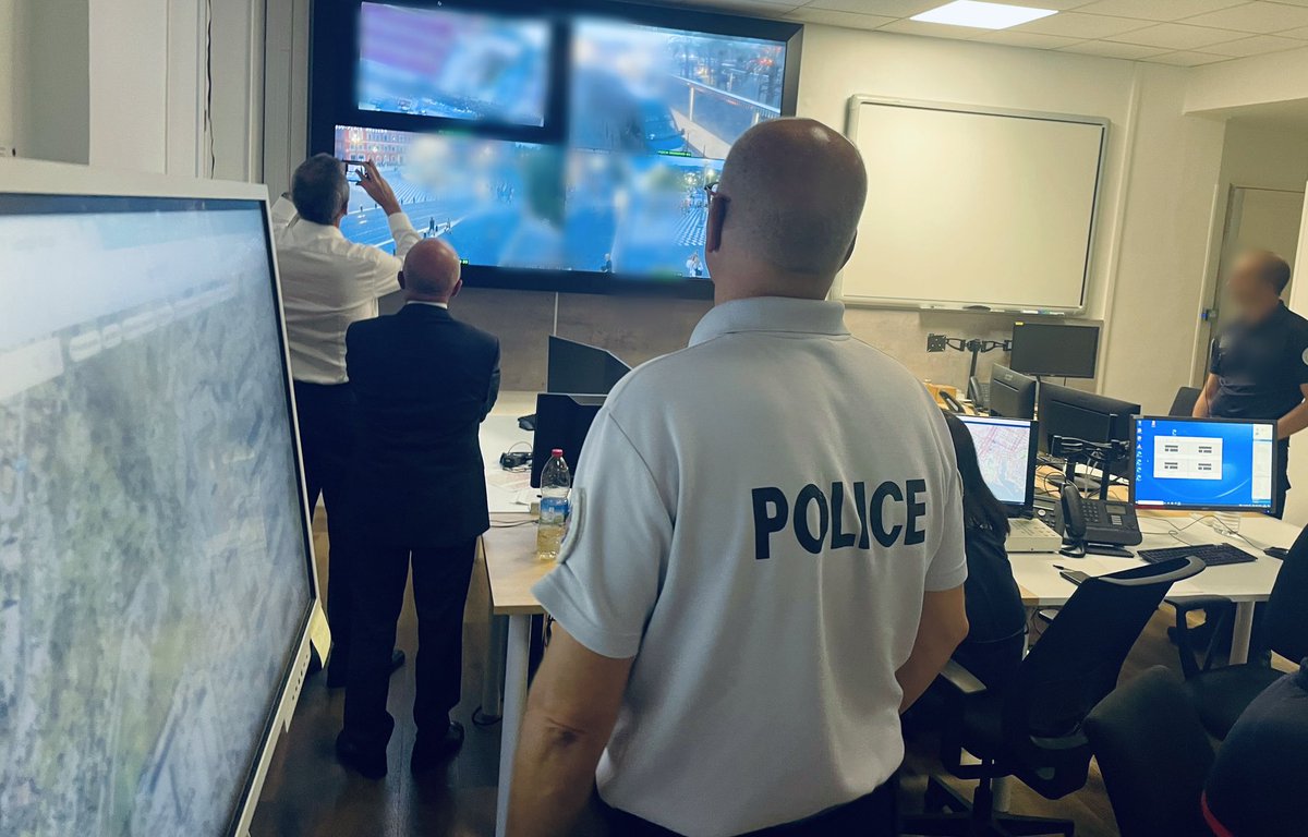Au poste de commandement du commissariat Foch de Nice avec le directeur départemental de la sécurité publique. 

Soutien indéfectible à nos policiers et gendarmes mobilisés pour assurer notre sécurité et maintenir l’ordre.