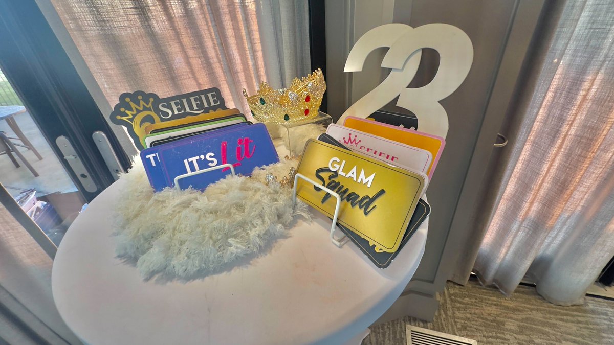 Start your day with a smile! Our photo booth props are ready to capture your best moments and make every experience memorable. #PhotoFun #SmileOfTheDay 📷📷