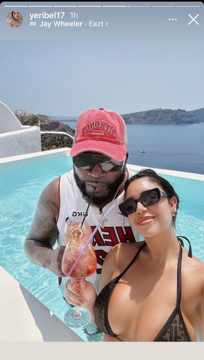 Davi Orti, millonario y bañandose en Santorini en franela y ustedes criticando a los hombres de aquí