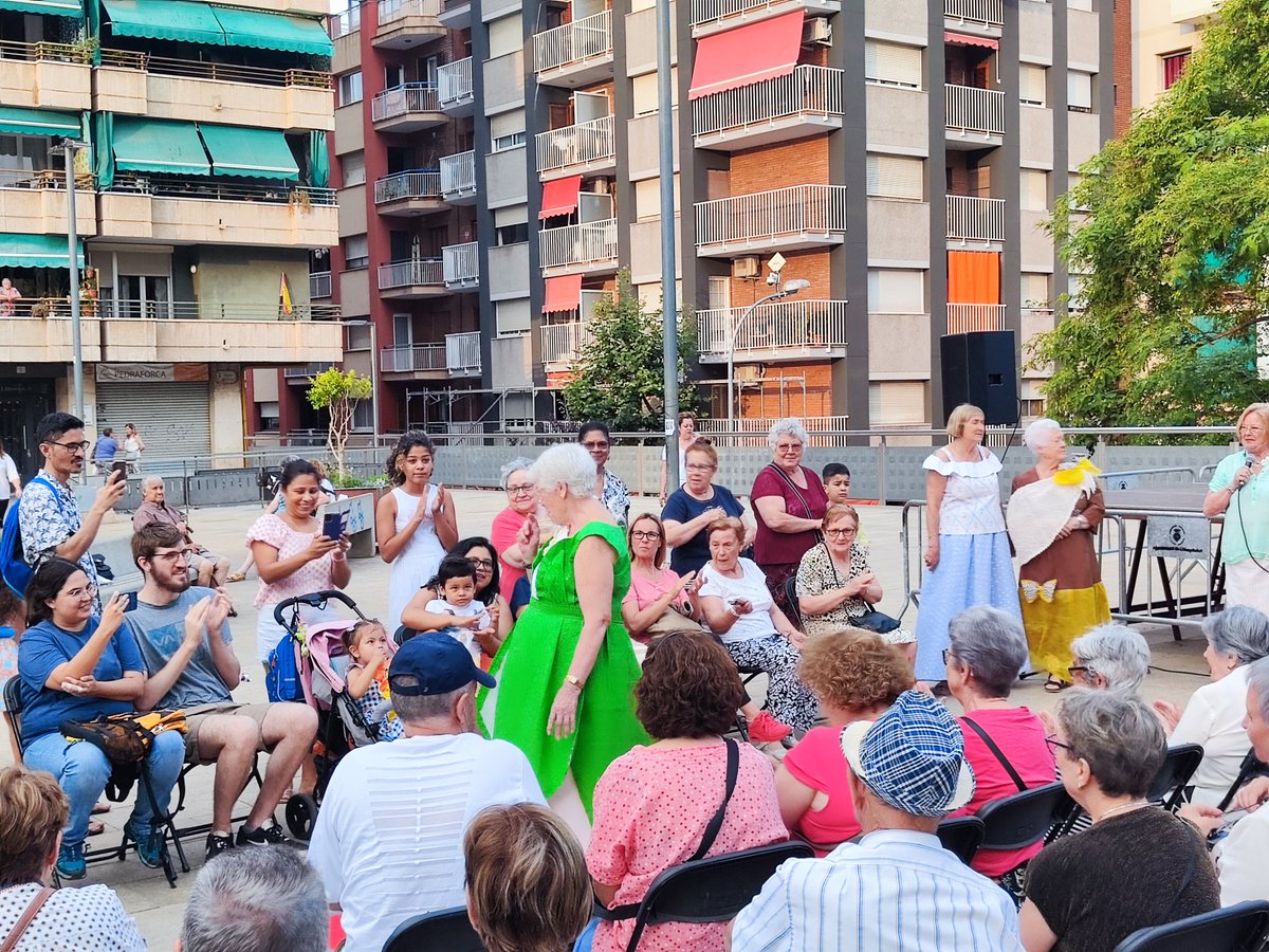 esquerraLH's tweet photo. També la #FMFlorida continua amb desfilada de roba del mercat, la desfilada de vestits de paper i la nit de concerts a l'av primavera. Tot el cap de setmana hi trobareu moltes activitats! https://t.co/DrS0O6Fax9
