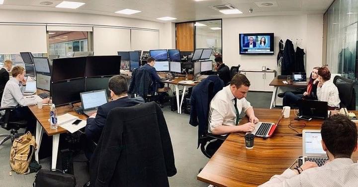 Another busy day in our trade floor. Some of our Junior Traders showing great signs of success 📈

#tradefloor #fusion #workaholic #fx #forex #stocks #trader #motivation #nodaysof #hardwork #pips #love #life #london #livinglife #picoftheday #samuelandco