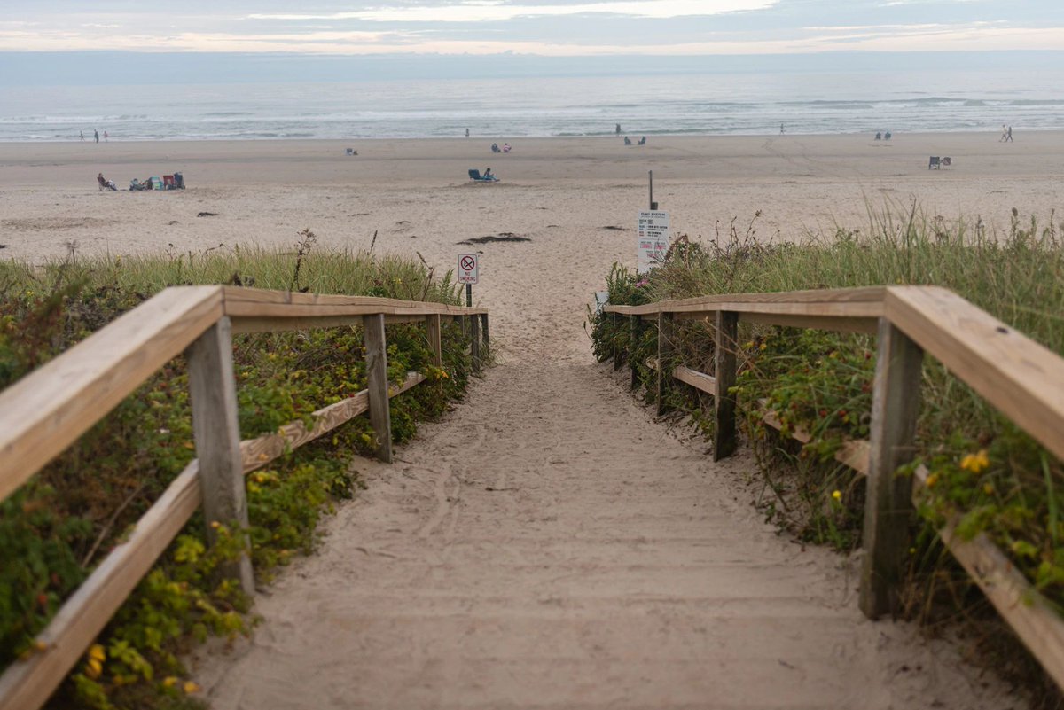 FootbridgeMotel's tweet photo. Nothing beats a day on the beach, and our motel is just a short walk away! Stay with us and enjoy the most pristine stretches of coastline in New England. Visit our website to book your stay today. https://t.co/rRTZqlN85j