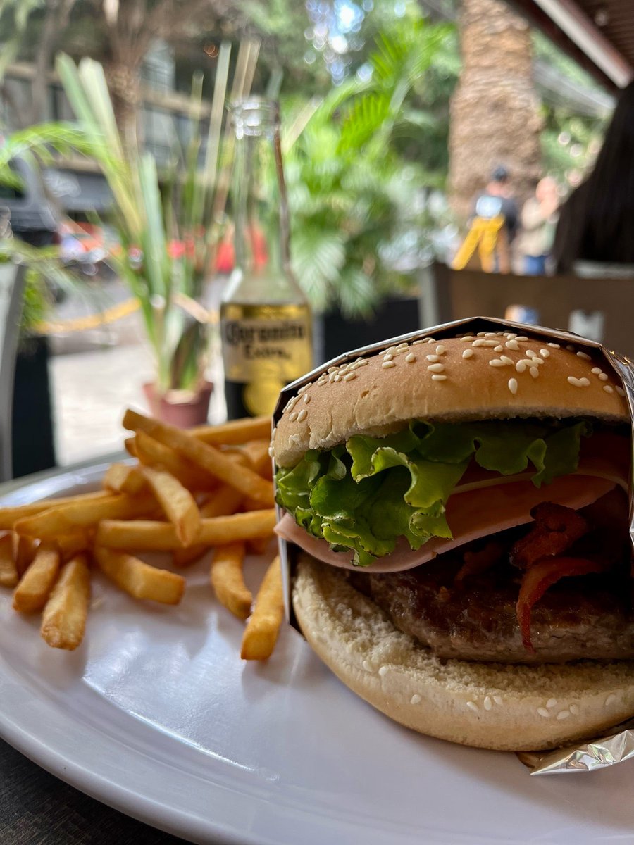 abrahamreyes90's tweet photo. I'm at @HamburguesasHM in Miguel Hidalgo, DF https://t.co/DCgXvxfW0l https://t.co/ARILeTxr9x