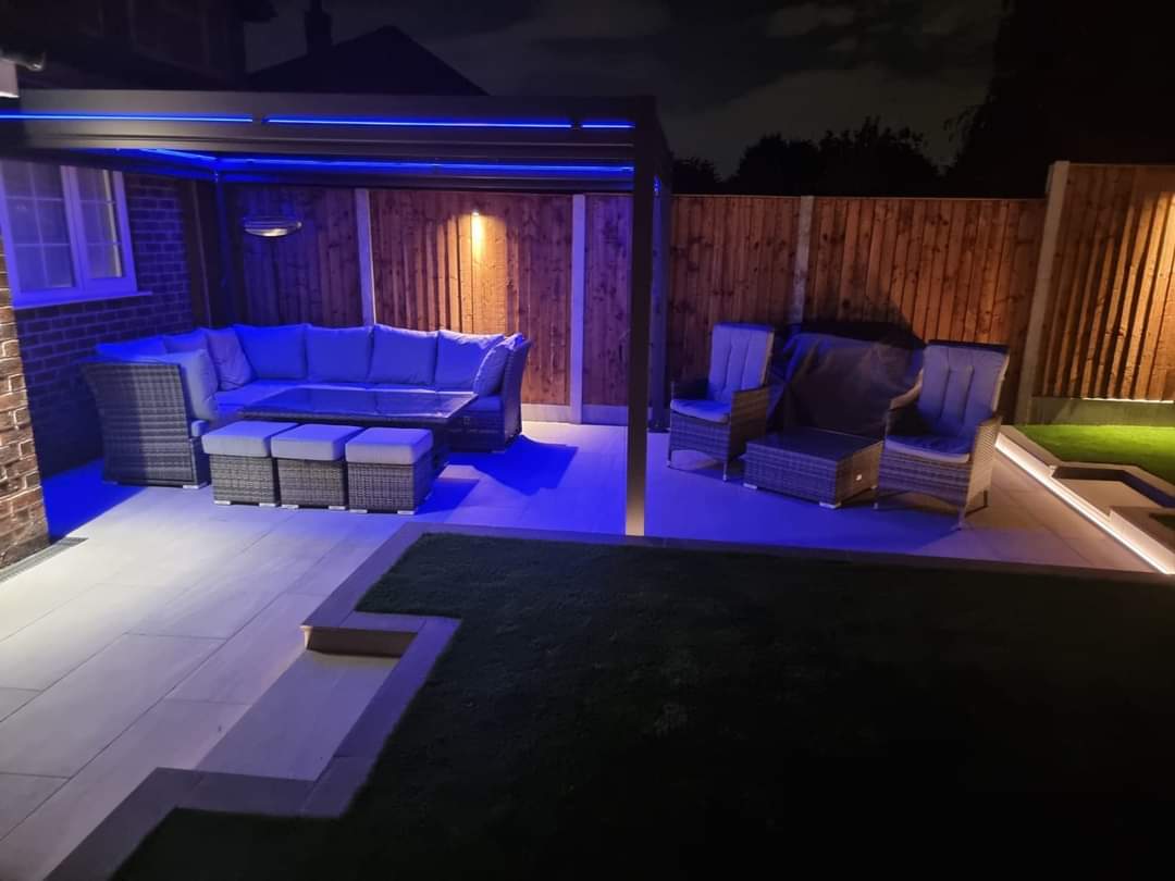 Shitlawns's tweet image. Tacky bar on a Turkish high street coming right up!