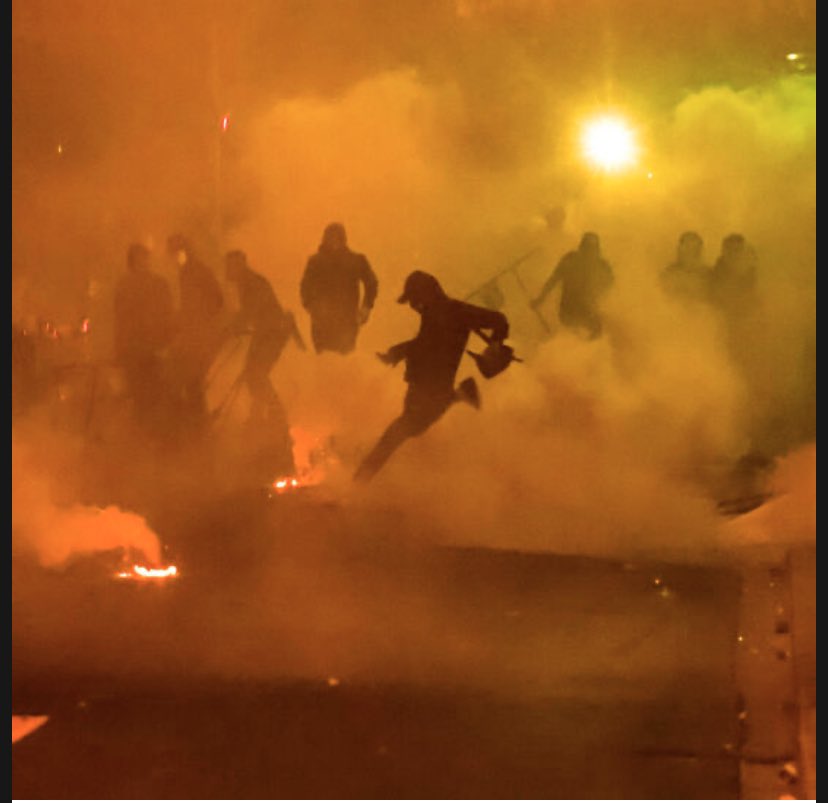 ActLegitimiste's tweet photo. La #république : 
comment ça commence / comment ca finit

➡️ #JePrefereLouisXX ⚜️
 
#FranceRiots #1792 #2023 #emeutes #nanterre https://t.co/07R2bX9W6R