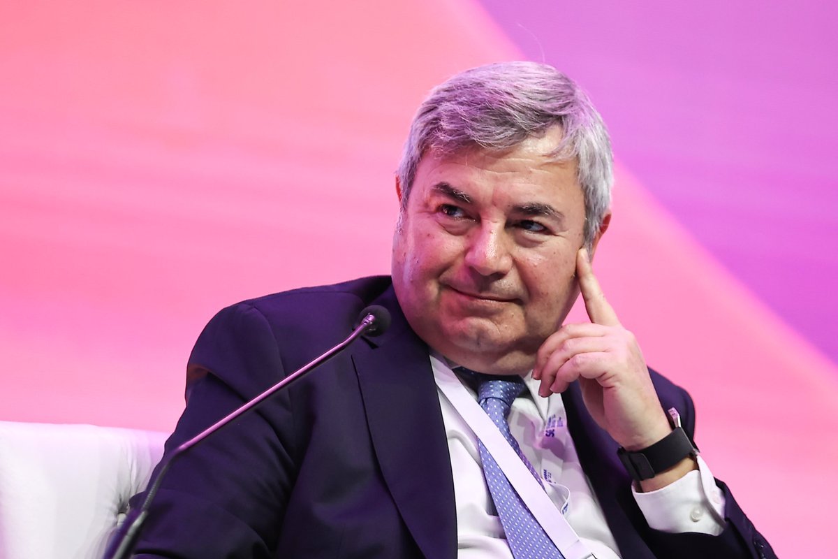 Hac vesilesiyle Medine’de olduğum bu vakitte Murat Karagöz ağabeyin vefatını büyük bir teessürle öğrendim. Amman büyükelçiliği döneminde çok yakın çalışmıştık. Mütevaziliği ve çalışkanlığıyla bambaşka bir insandı.. 

Başımız sağolsun. 
İyilerle haşrolsun.