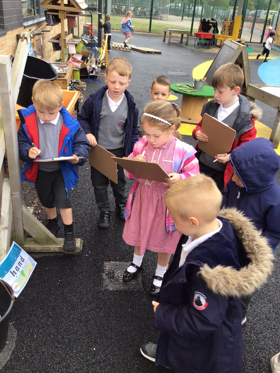 Reception_LM's tweet photo. We loved our under the sea themed reading hunt! ☺️ 🐙🌊🐚🦀 #EYFS #Literacy https://t.co/qWesKKTprI