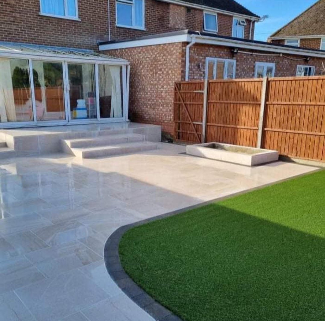 Shitlawns's tweet image. Yeahh m8, want me garden lookin like hotel foyer at Benidorm