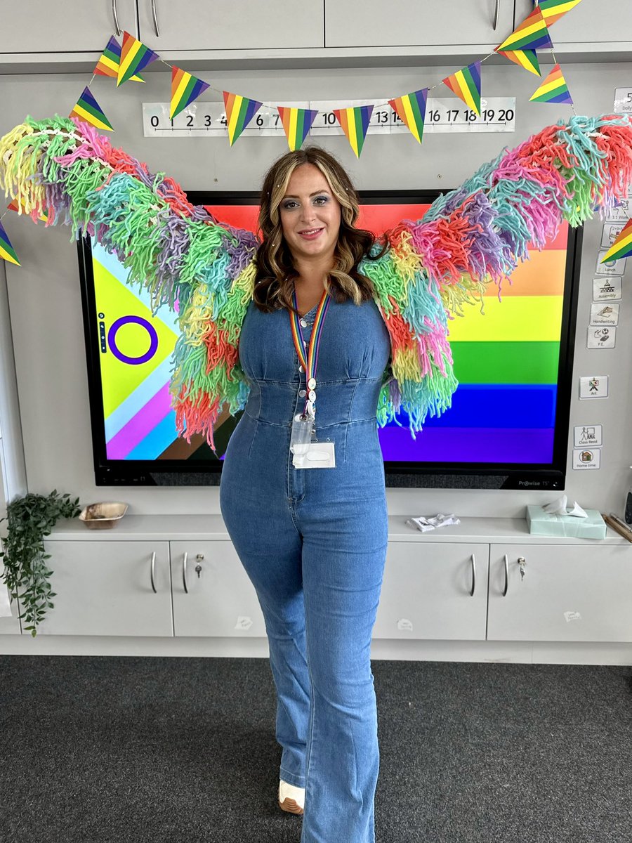 MrsSRSmith's tweet photo. Our annual #PridePicnic yesterday was absolutely amazing 🌈💙
Seeing everyone come together to celebrate each other was so good to see! Singing, dancing, laughing, #CastleWalk-ing together…it was the best!
So #Proud to be a part of our school. One in a million!
@WeAreCastleway https://t.co/7kgGggXdn0