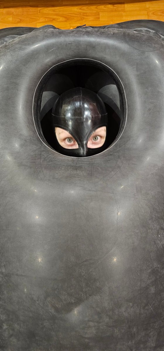 boundinlatex's tweet photo. My lovely friend @shiny_mira brought over thier #inflatable sleepsack mmmmm when I was in it a few hours but I thought was only ten minutes 😅 #latex let me back in lol #bondage #fetish https://t.co/AzeZFytVFP