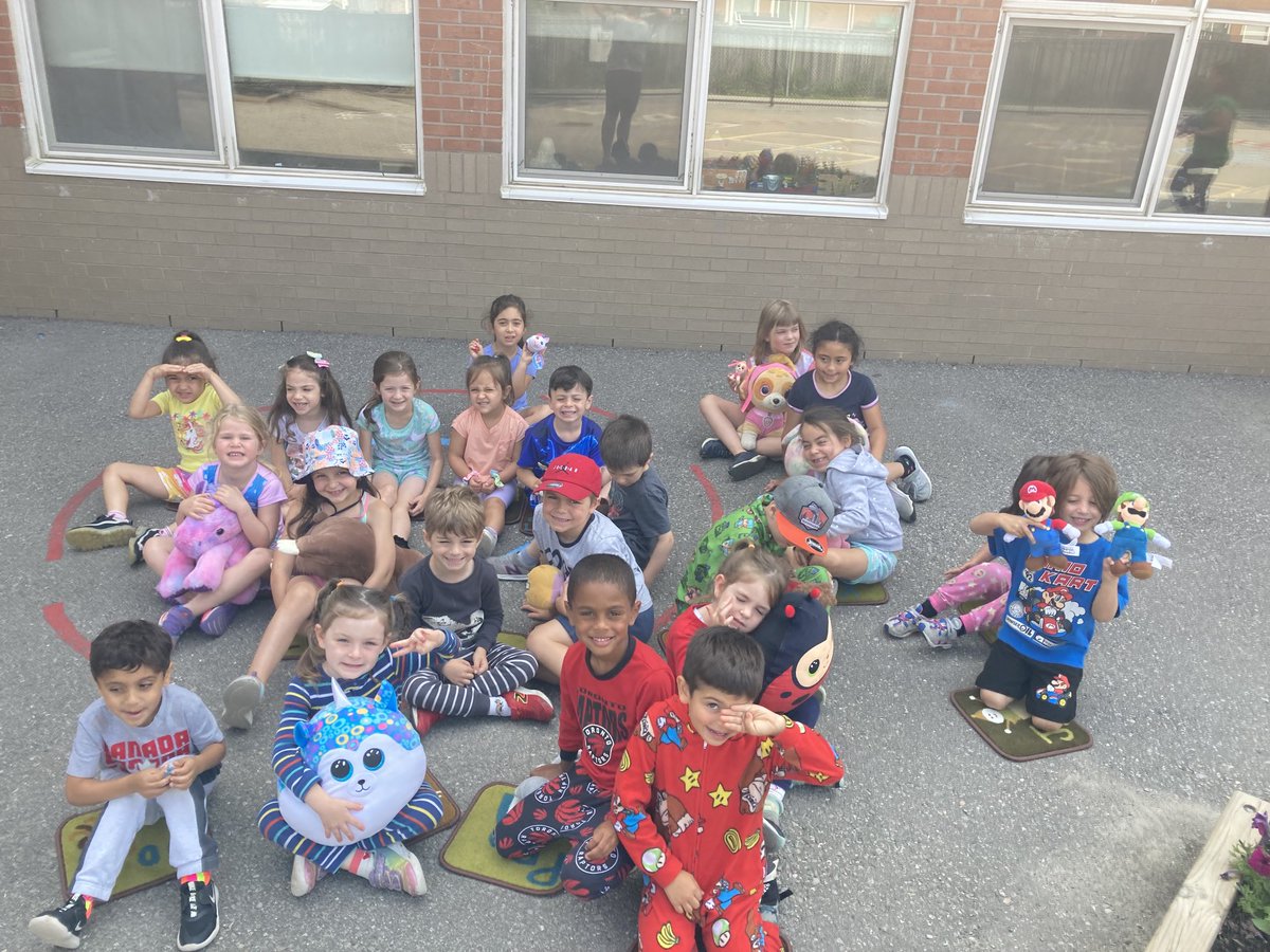 MalcolmsClass's tweet photo. You stole my heart! Kiss your brain! You are kind, capable and loved! ⁦@LOC_YCDSB⁩ ⁦@DomenicScuglia⁩ ⁦@RocchinaAntunes⁩ ⁦@ElizabethCrowe_⁩ https://t.co/d5coggvBkO