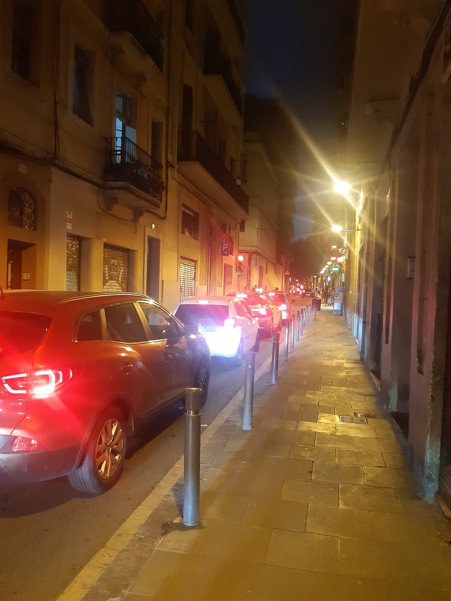 FontanalsI's tweet photo. Un divendres nit qualsevol.  El nostre carrer sembla l AP7 en un dia d operació sortida. Fartes de contaminació. @Bcn_Gracia https://t.co/SCbGYaS3a0