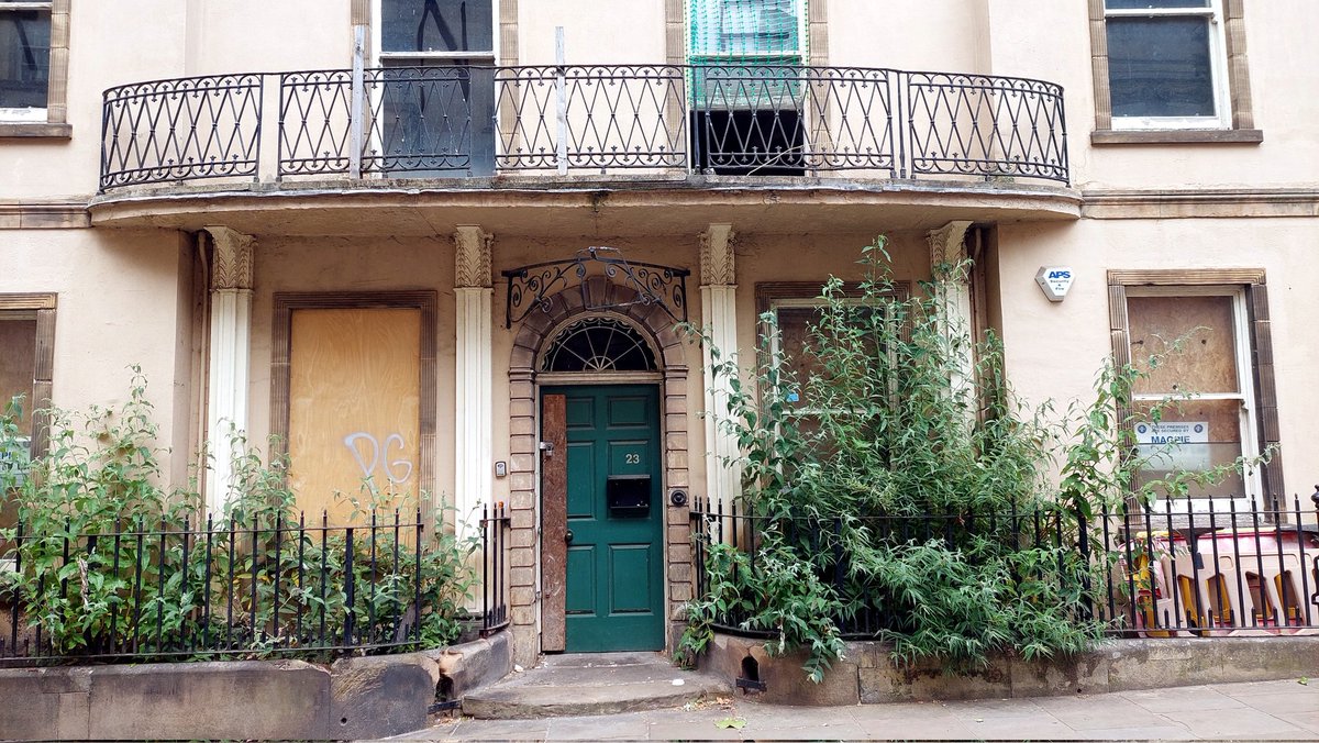 Looking sadly neglected (and vaguely French?) - 23 High Pavement #Nottingham Grade II Listed Georgian townhouse (built 1728-33), former judges' lodgings, County Records Office (1966-92 - empty since), needs extensive repairs
@NottinghamsPast @Nottinghasm @No1tingham @VisitNotts