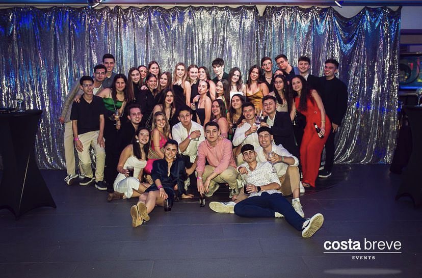 ComunidadResa's tweet photo. Fiestas con dj, en la piscina, en la playa, entregas de bandas, paellas,… ¡Así han sido algunas de las despedidas de este curso! 🎉🥳
#ResidenciasResa #ResaLife https://t.co/3fAJEnufMD